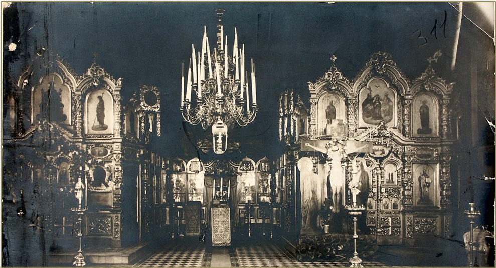 Два алтаря расположены возле почитаемой храмовой иконы Божией Матери «Знамение» в западной части храма