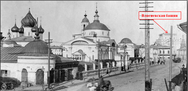 Власиевский приход (слева). Власиевская башня (в начале улицы)